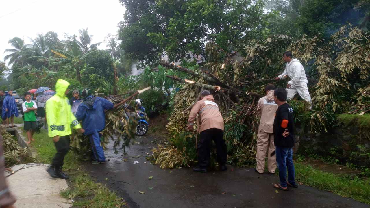 Angin Puting Beliung Terjang Cilongok, 27 Rumah Rusak
