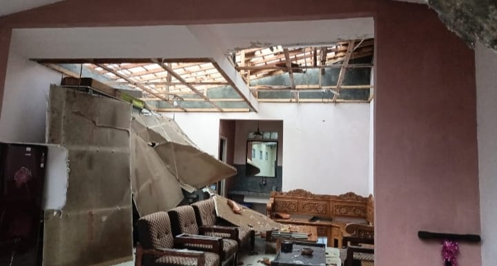 Angin Puting Beliung Robohkan Atap SDN Sambirata Cilongok