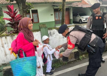 Sat Samapta Polresta Banyumas Bagikan Takjil dan Edukasi Kamtibmas Selama Ramadhan
