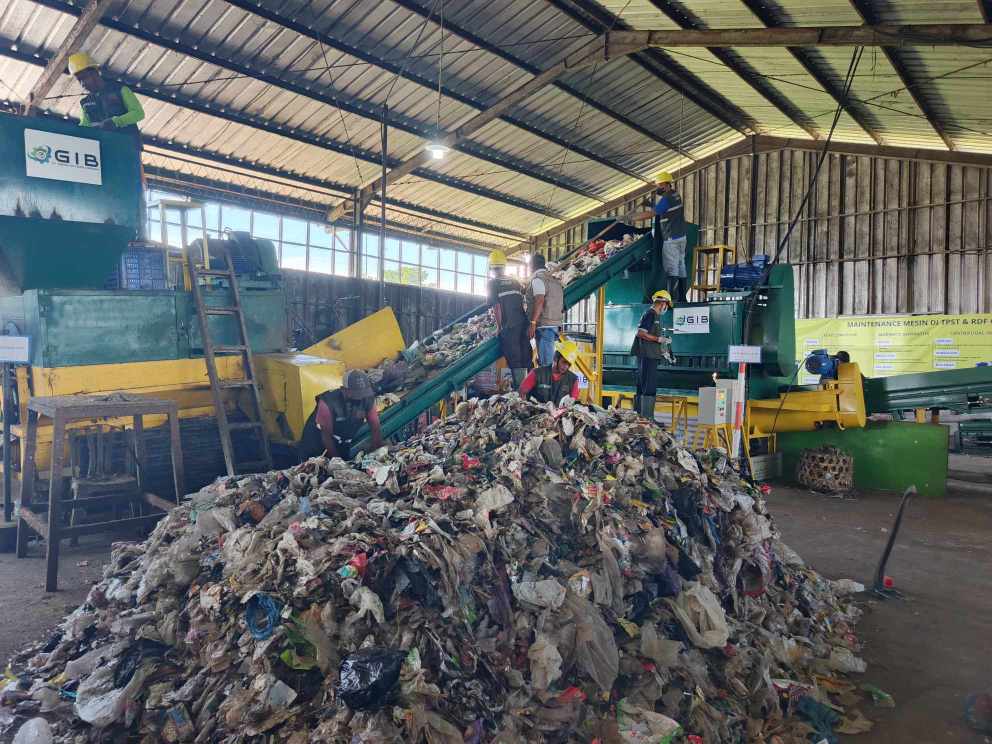 Refuse Derived Fuel (RDF) dan Recycling Center di Desa Sokaraja Kulon, Kecamatan Sokaraja.