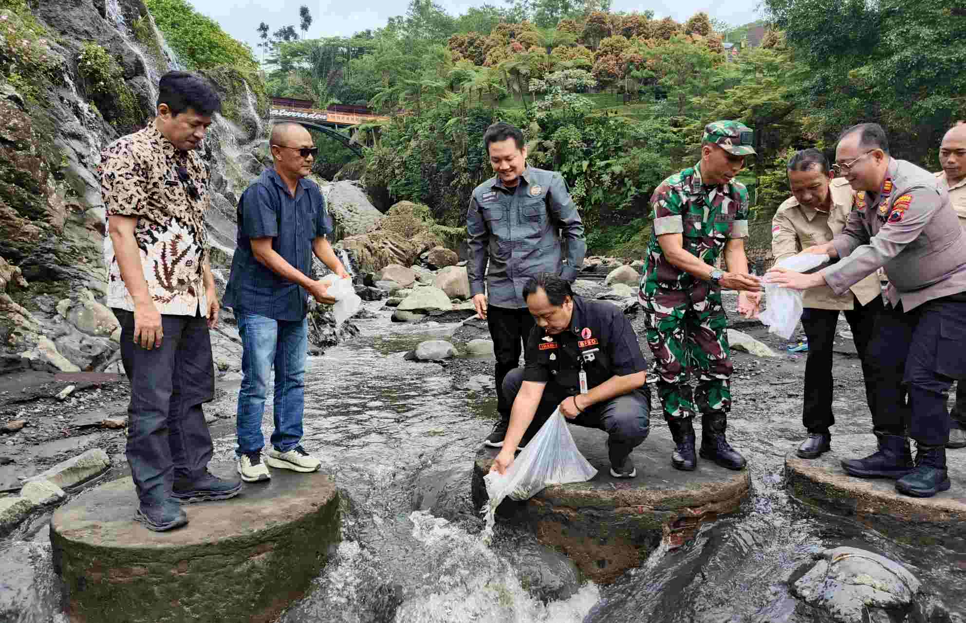 PMPB Gelar Doa Bersama dan Tebar Benih Ikan, Tegaskan Wisata Baturaden Aman Dikunjungi