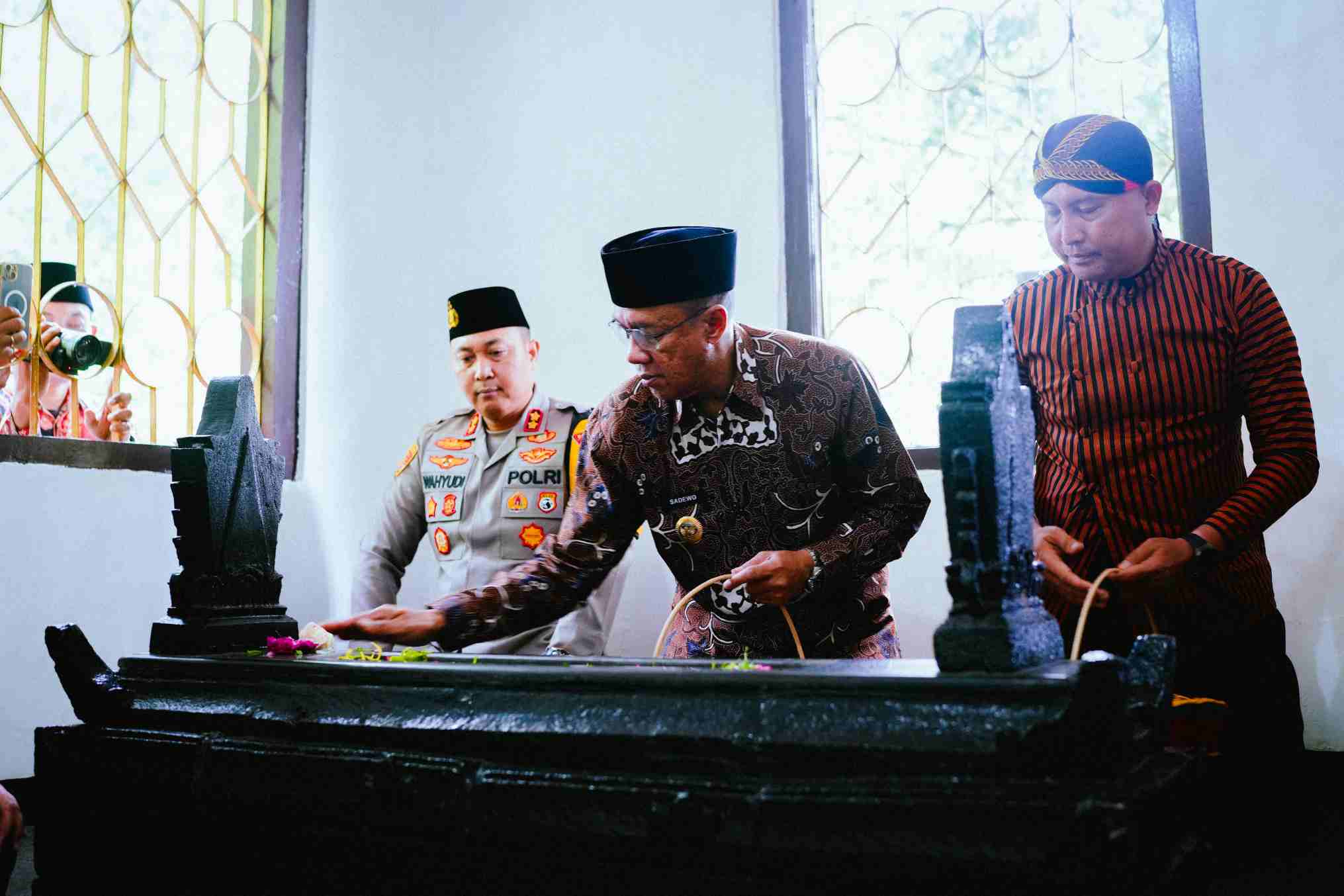 Awali Peringatan Hari Jadi Banyumas, Bupati Sadewo Pimpin Ziarah Ke Makam Raden Joko Kaiman