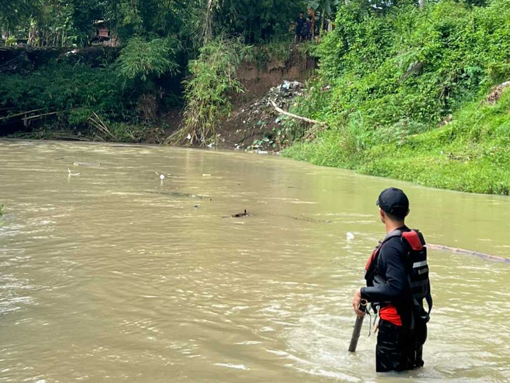 Tim SAR Gabungan Lakukan Pencarian Pria Lansia Diduga Tenggelam di Sungai Kalimeneng