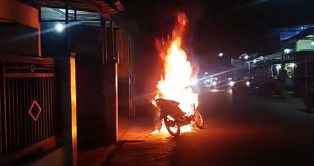 Motor Terbakar di Depan Apotek Gunung Lurah, Diduga Akibat Percikan Api Saat Distarter