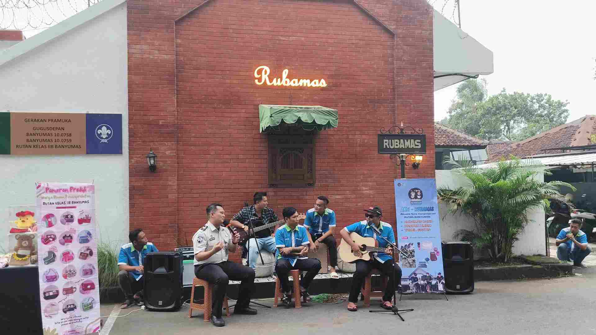 Haru Biru di Halaman Rutan Banyumas: Warga Binaan Tampil Akustik, Ceritakan Perjalanan Perubahan Hidup