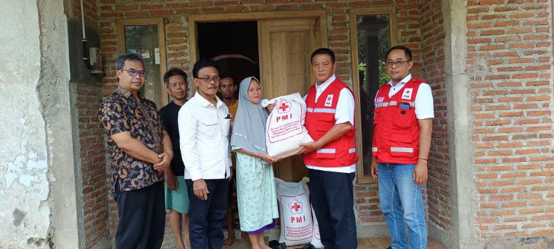 PMI Banyumas Bantu Korban Puting Beliung dan Dua Penderes yang Jatuh di Cilongok