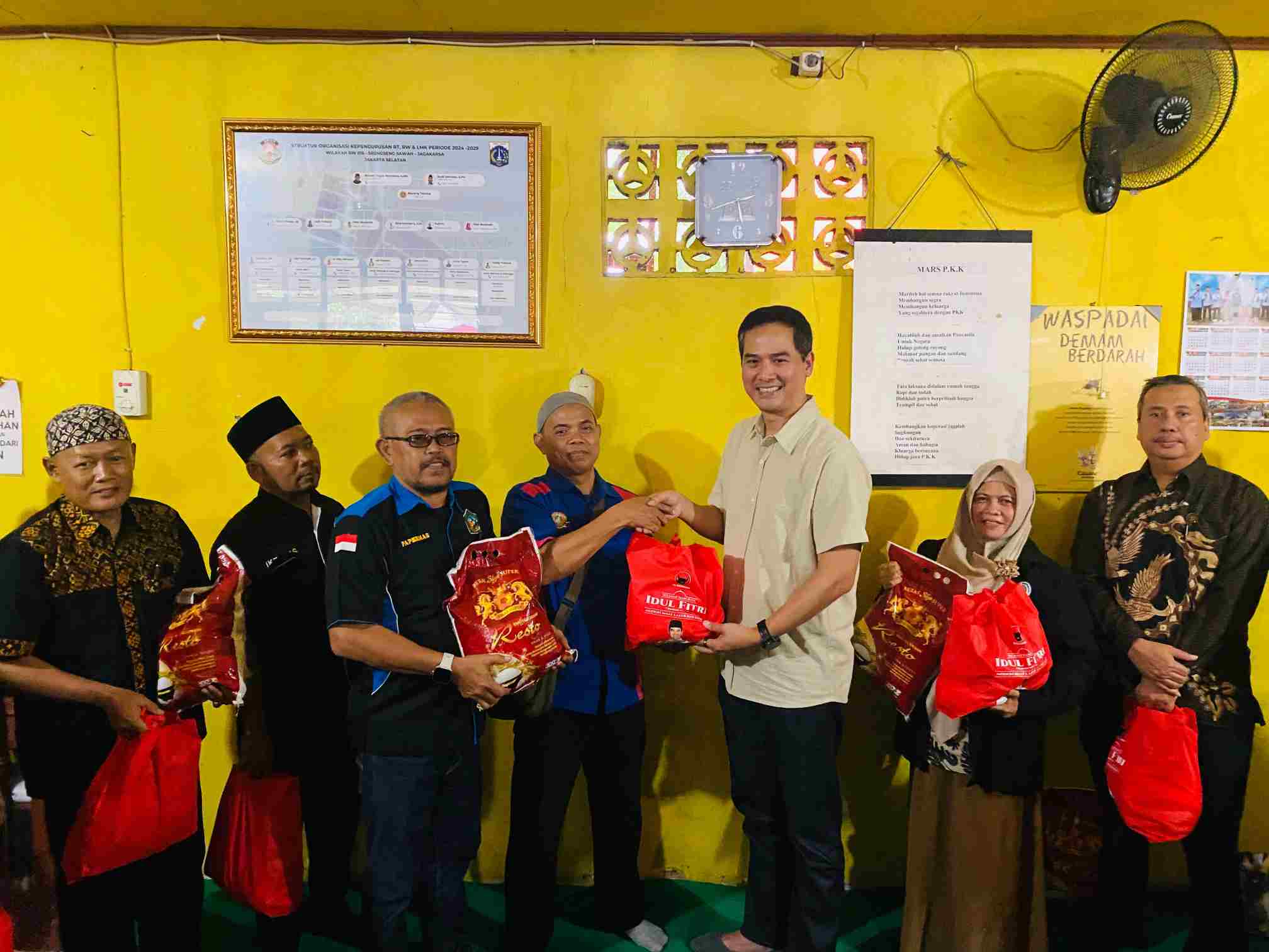 Adisatrya Suryo Sulisto Bagikan 300 Paket Sembako untuk Perantau Banyumas-Cilacap di Jabodetabek