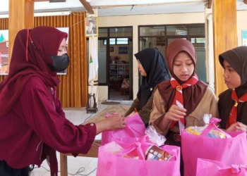 Pramuka SD NU Master Sokaraja Berbagi di Bulan Ramadhan