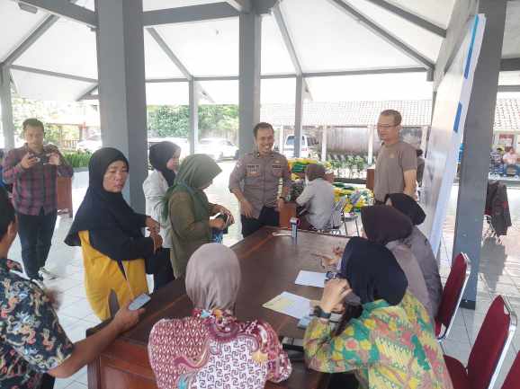 Polresta Banyumas Gelar Gerakan Pangan Murah di Sumampir, Warga Antusias