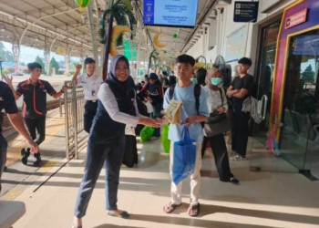 KAI Daop 5 Purwokerto Bagikan 1.700 Takjil Gratis untuk Pemudik Lebaran
