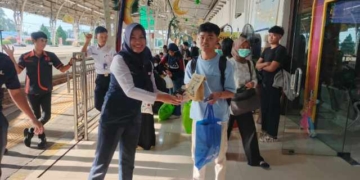 KAI Daop 5 Purwokerto Bagikan 1.700 Takjil Gratis untuk Pemudik Lebaran