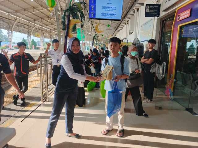 KAI Daop 5 Purwokerto Bagikan 1.700 Takjil Gratis untuk Pemudik Lebaran