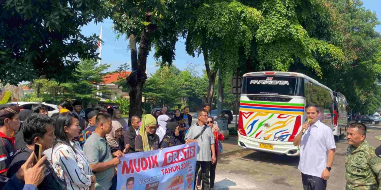 Adisatrya Suryo Sulisto Lepas 153 Pemudik Asal Banyumas-Cilacap di TMP Kalibata