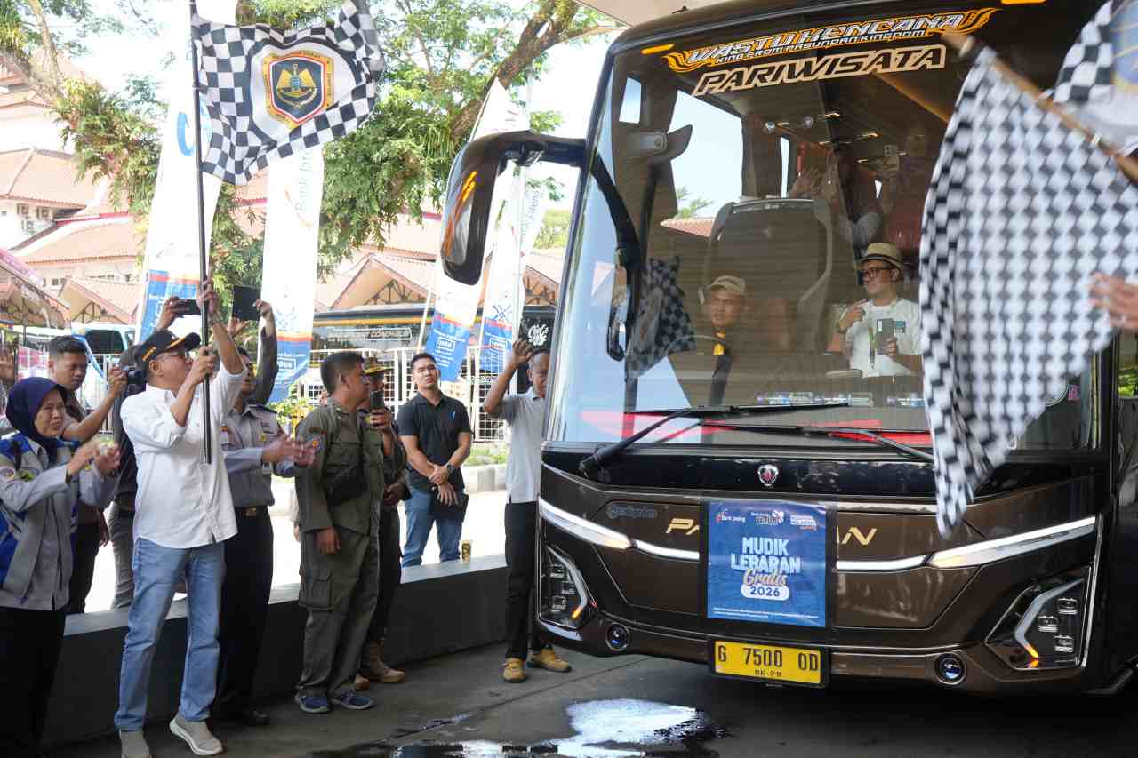 Bupati Sadewo Lepas 21 Bus Balik Rantau Gratis di Terminal Bulupitu, 1.040 Warga Banyumas Berangkat ke Jakarta-Bandung