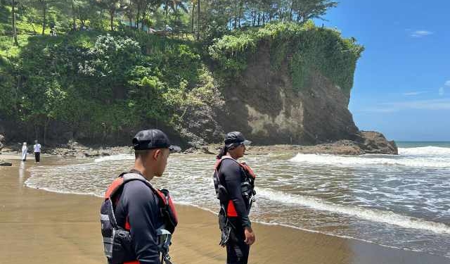 Ombak Besar Seret Tiga Wisatawan di Pantai Watu Bale Kebumen, Satu Masih Dalam Pencarian