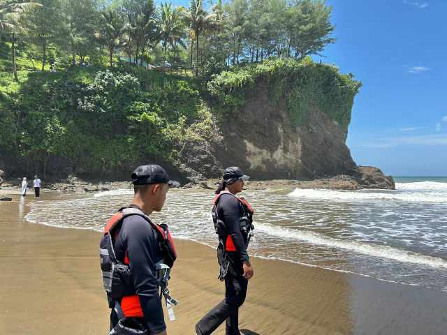 Ombak Besar Seret Tiga Wisatawan di Pantai Watu Bale Kebumen, Satu Masih Dalam Pencarian