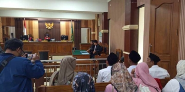 Tangis Pecah di Ruang Sidang, Istri Terdakwa Tambang Pancurendang: “Kami Hanya Bekerja”
