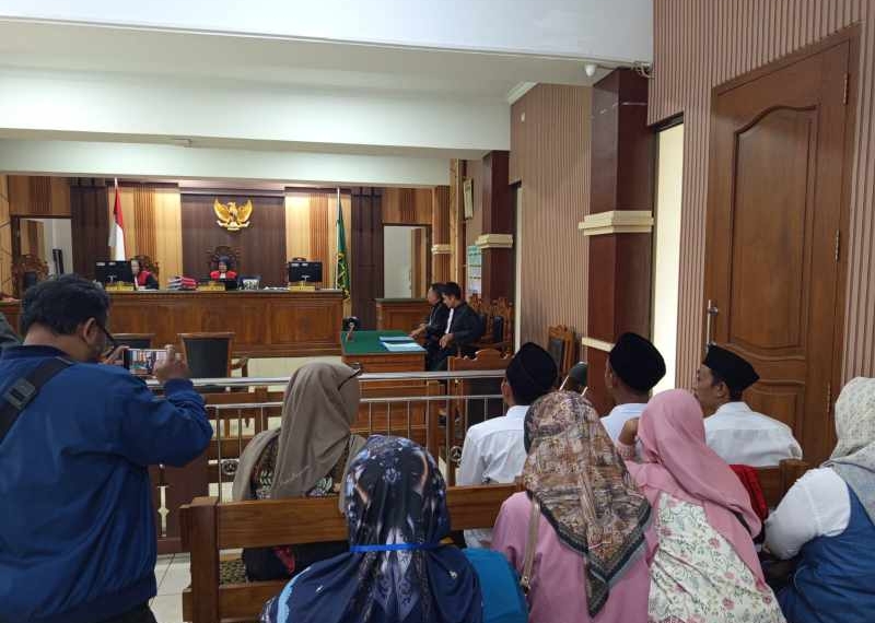 Tangis Pecah di Ruang Sidang, Istri Terdakwa Tambang Pancurendang: “Kami Hanya Bekerja”