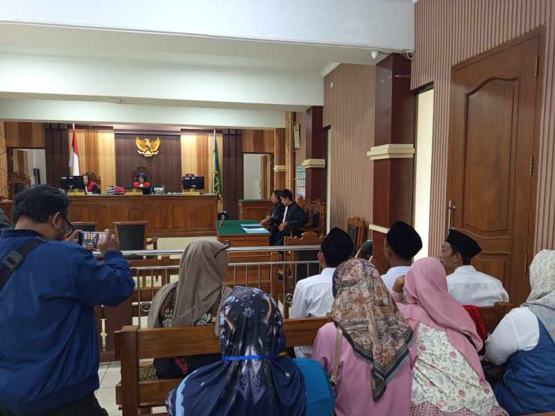 Tangis Pecah di Ruang Sidang, Istri Terdakwa Tambang Pancurendang: “Kami Hanya Bekerja”