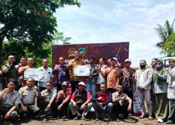 Adisatrya Suryo Sulisto Salurkan Bantuan Alsintan untuk 15 Gapoktan di Banyumas
