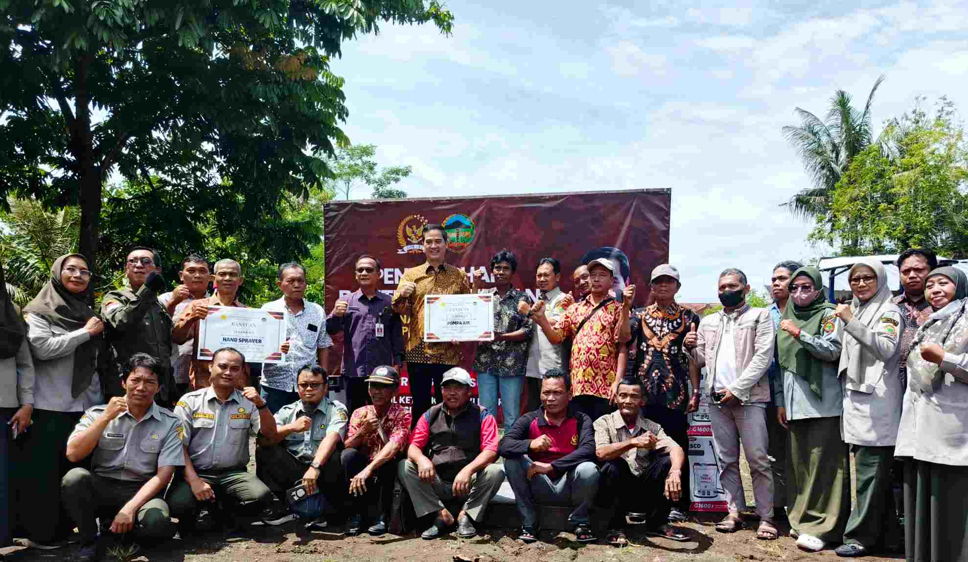 Adisatrya Suryo Sulisto Salurkan Bantuan Alsintan untuk 15 Gapoktan di Banyumas