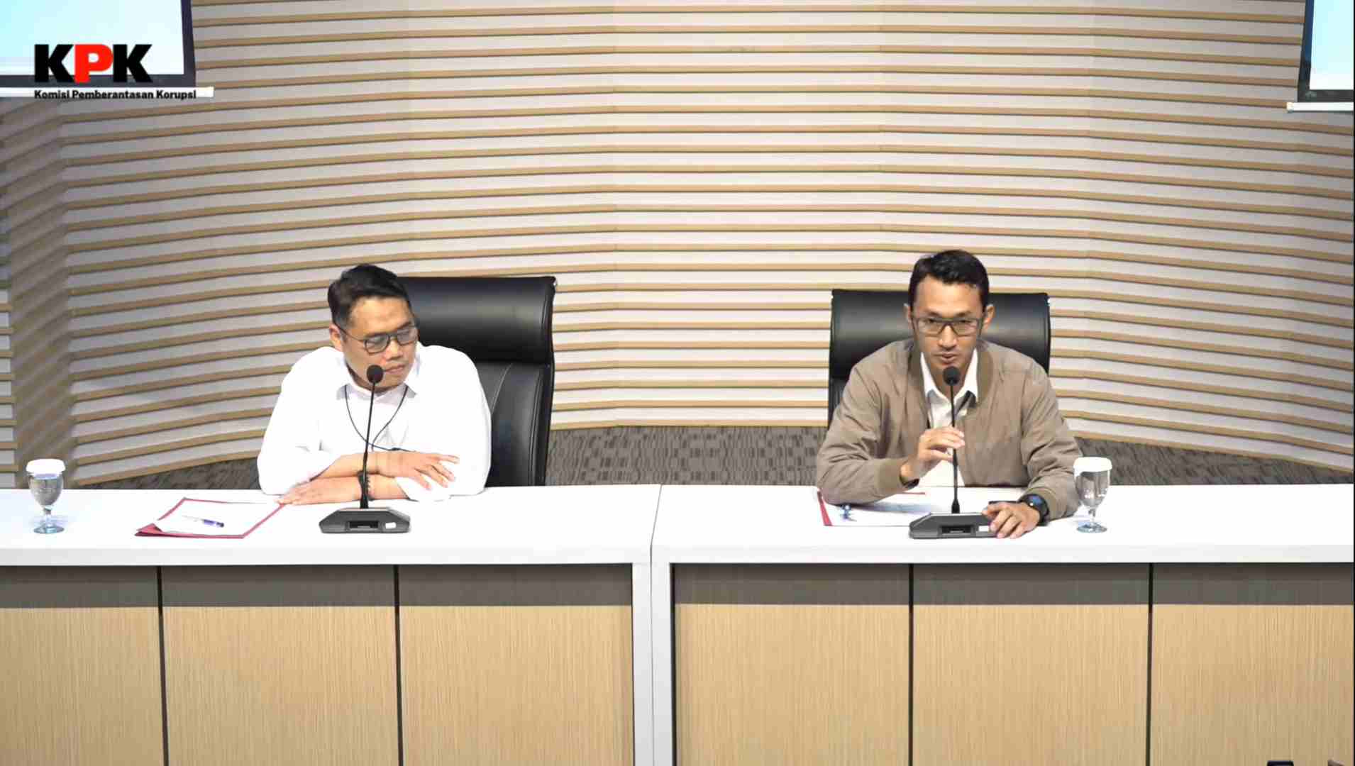 Drama OTT di Cilacap : Bupati dan Sekda Ditahan KPK Terkait Dana THR