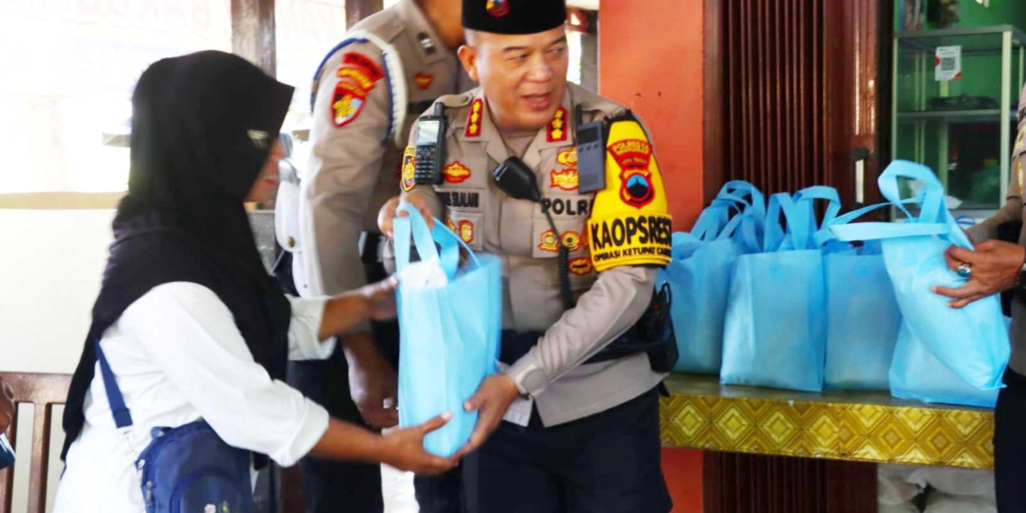 Kapolresta Banyumas Salurkan 1.207 Paket Zakat Fitrah Jelang Idul Fitri