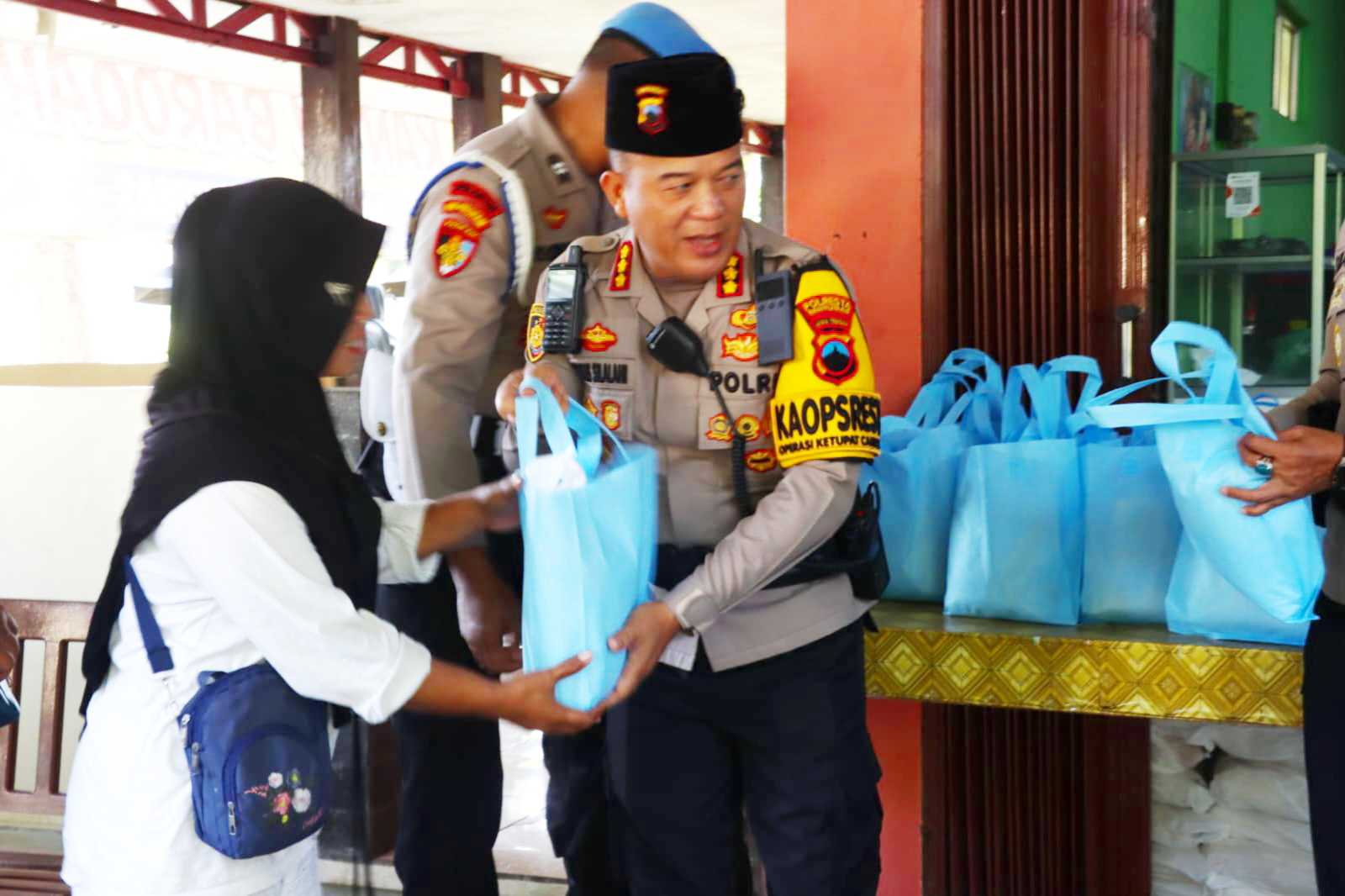Kapolresta Banyumas Salurkan 1.207 Paket Zakat Fitrah Jelang Idul Fitri