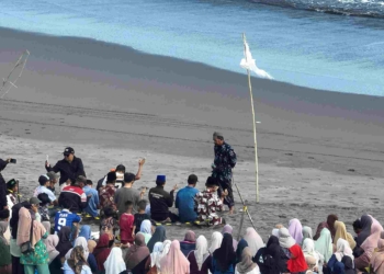 Doa Bersama di Tepi Pantai, Keluarga Masih Menanti Dua Korban Ombak Setrojenar