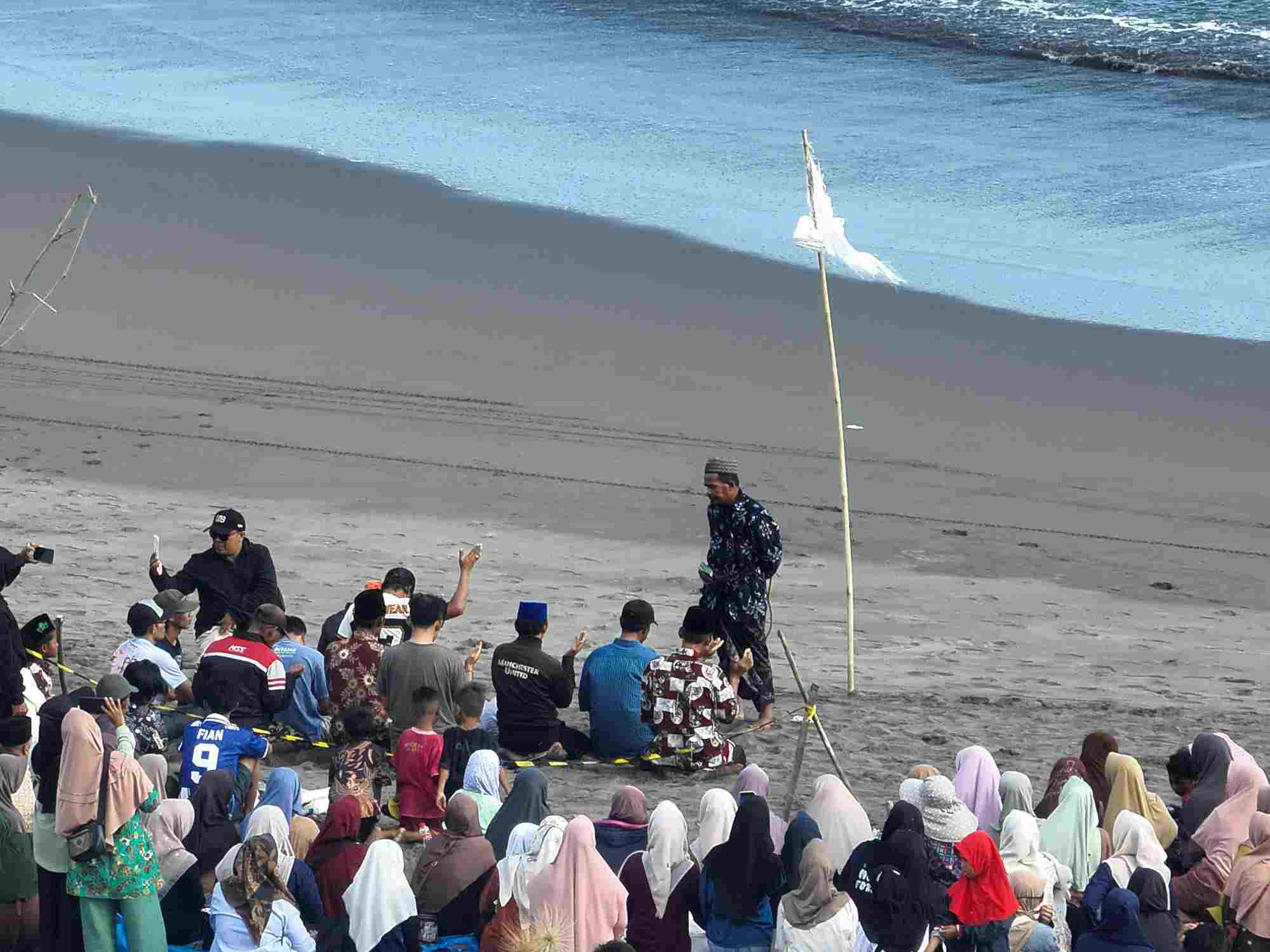 Doa Bersama di Tepi Pantai, Keluarga Masih Menanti Dua Korban Ombak Setrojenar