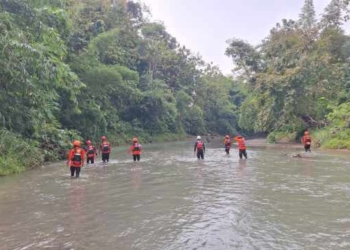 Tim SAR Gunakan Body Rafting di Hari Kedua Pencarian Warga Cihonje