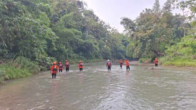 Tim SAR Gunakan Body Rafting di Hari Kedua Pencarian Warga Cihonje