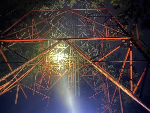 Pemuda Nekat Mencoba Bunuh Diri dari Tower 70 Meter di Patikraja, Berhasil Dievakuasi SAR