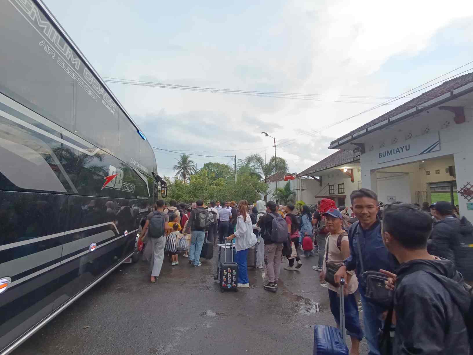 KAI Upayakan Percepatan Evakuasi KA Bangunkarta yang Anjlok di Bumiayu, 10 Bus Disiapkan untuk Antar Pelanggan