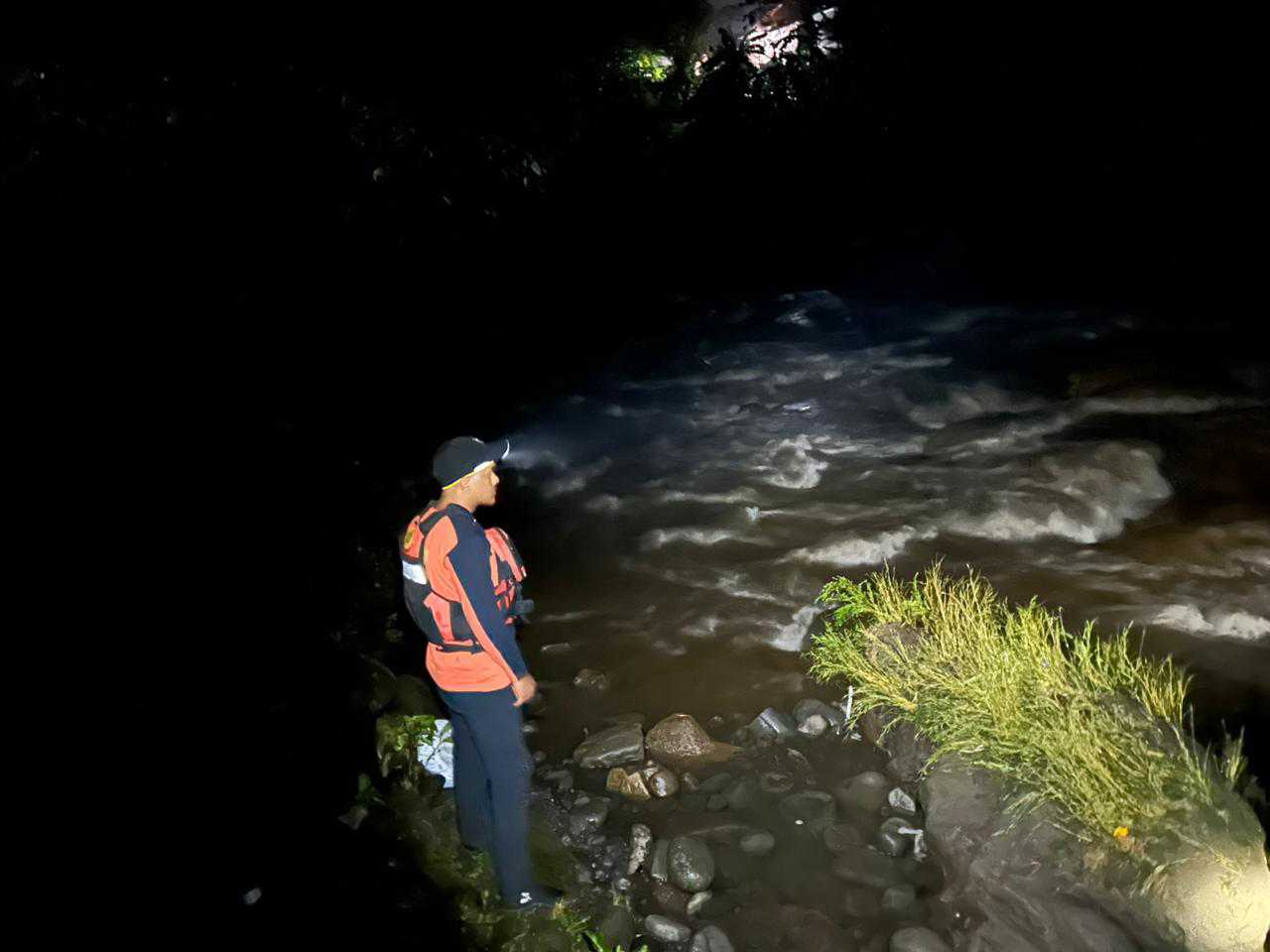 Kecelakaan di Jembatan Pelus Banyumas, Dua Pemotor Jatuh ke Sungai, Satu Masih Hilang