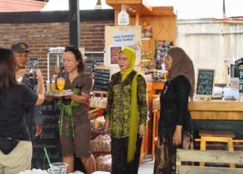Rayakan Hari Kartini, Pedagang Zona Kuliner Purwasera Purwokerto Kompak Kenakan Busana Tradisional