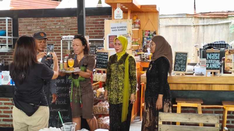 Rayakan Hari Kartini, Pedagang Zona Kuliner Purwasera Purwokerto Kompak Kenakan Busana Tradisional