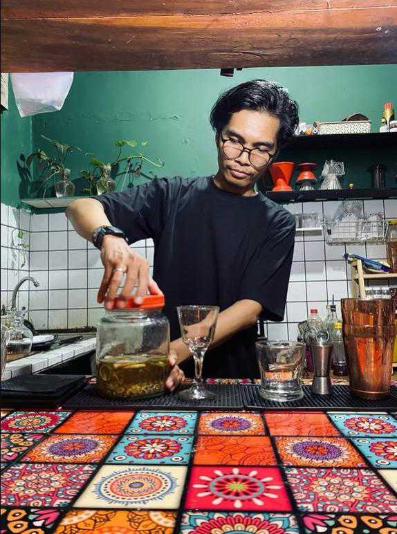 Slow Bar dan Tarot, Daya Tarik Unik Ngulik House di Sokaraja