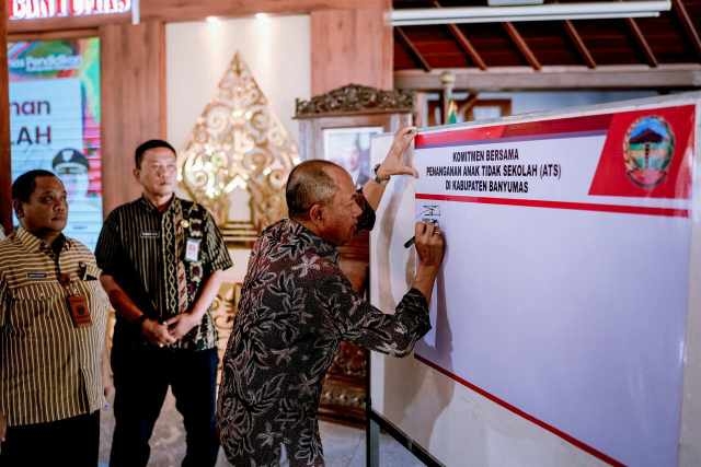 15.458 Anak di Banyumas Tidak Sekolah, Bupati Teken Komitmen Bersama