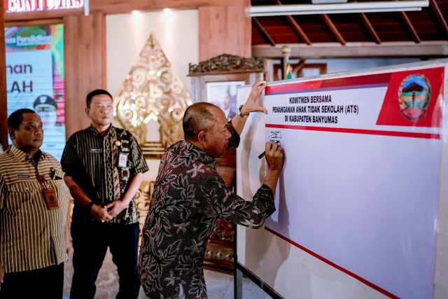 15.458 Anak di Banyumas Tidak Sekolah, Bupati Teken Komitmen Bersama