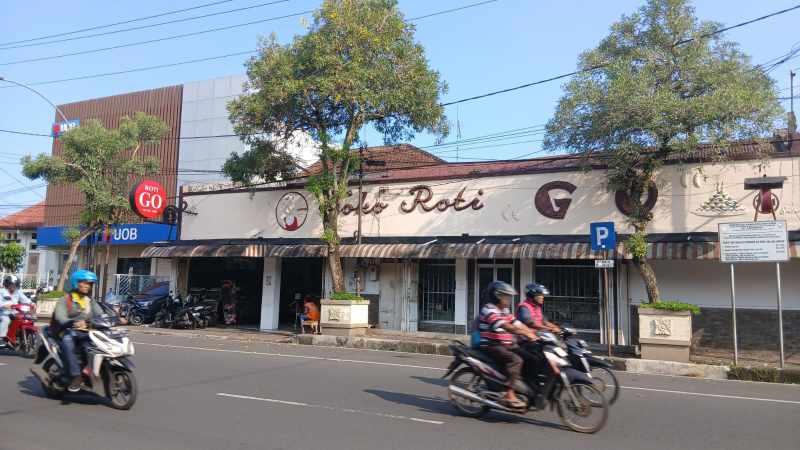 Buru Roti Legendaris di Purwokerto: Ada yang Pakai Tungku Kayu Sejak 1898!