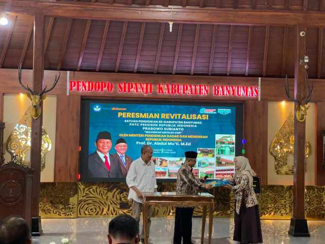 Kunjungi Banyumas, Mendikdasmen Tegaskan Revitalisasi Sekolah Dilanjutkan 2026 dengan Aliran Dana Rp14 Triliun