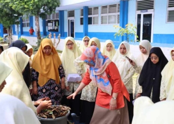 UMP Cetak Green Entrepreneur Perempuan Muda, Latih PCNA Bumiayu Produksi Pupuk Organik