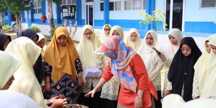 UMP Cetak Green Entrepreneur Perempuan Muda, Latih PCNA Bumiayu Produksi Pupuk Organik