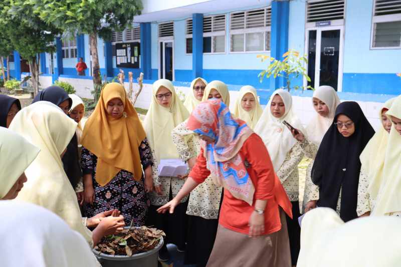 UMP Cetak Green Entrepreneur Perempuan Muda, Latih PCNA Bumiayu Produksi Pupuk Organik