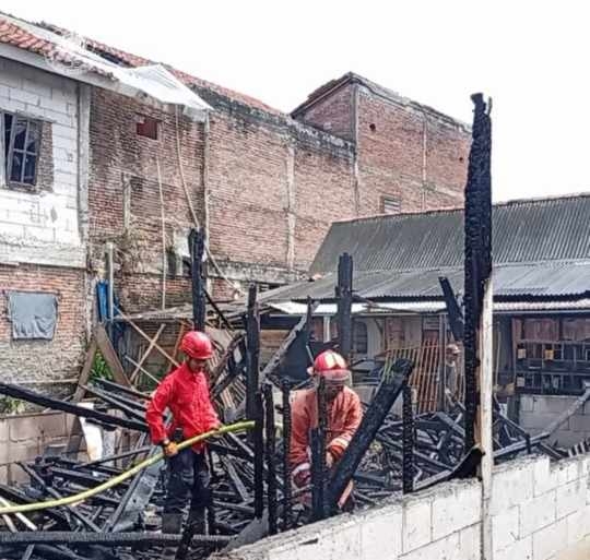 Diduga Lupa Matikan Kompor, Rumah Lansia di Rawalo Terbakar