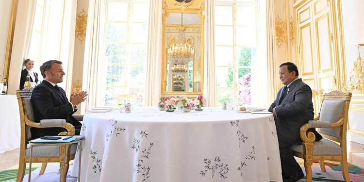Prabowo Gelar Pertemuan Empat Mata dengan Macron di Istana Élysée