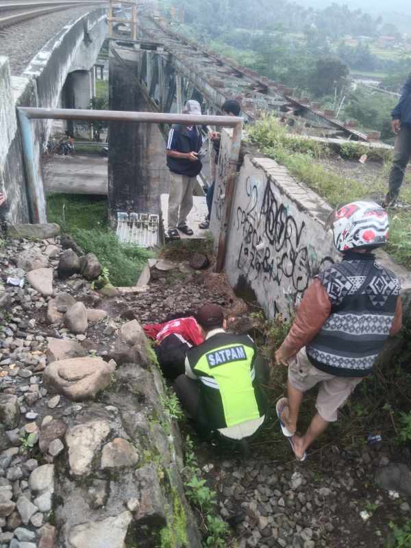 Dua Orang Tak Dikenal Tertemper KA Parcel Tengah di Rel Bumiayu–Kretek
