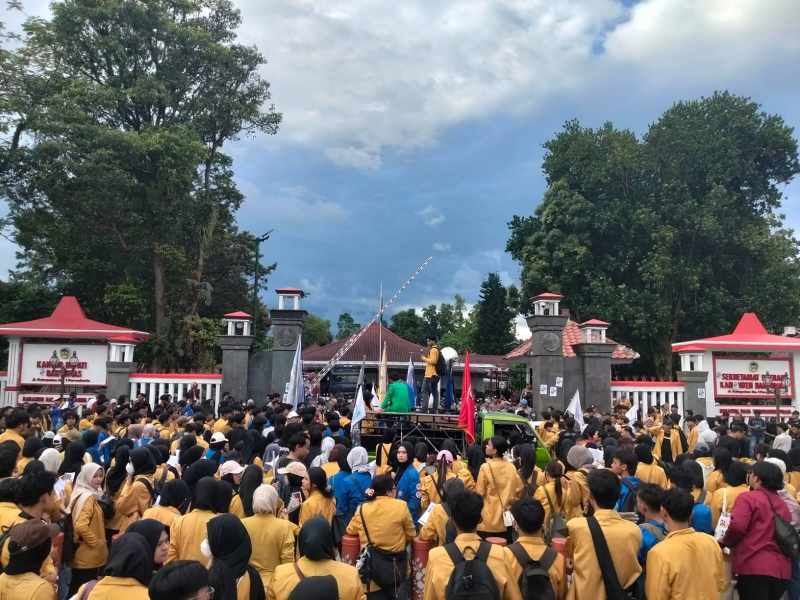 Aksi Demo Hari Buruh di Banyumas: Mahasiswa Duduki Pendopo, Tuntut Perlindungan PRT hingga Upah Layak Guru Honorer