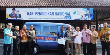 Bupati Banyumas Serahkan Mobil Siaga CSR BKK Purwokerto untuk Desa Kalibagor